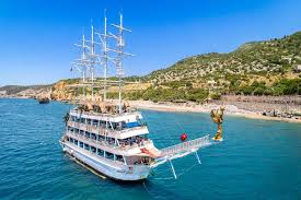 Alanya Tekne Turu ile Akdeniz’in Eşsiz Güzelliklerini Keşfedin